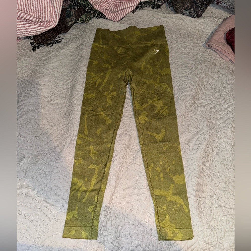 GYMSHARK- Adapt Camo Seamless Savanna/griffin Green- Size medium